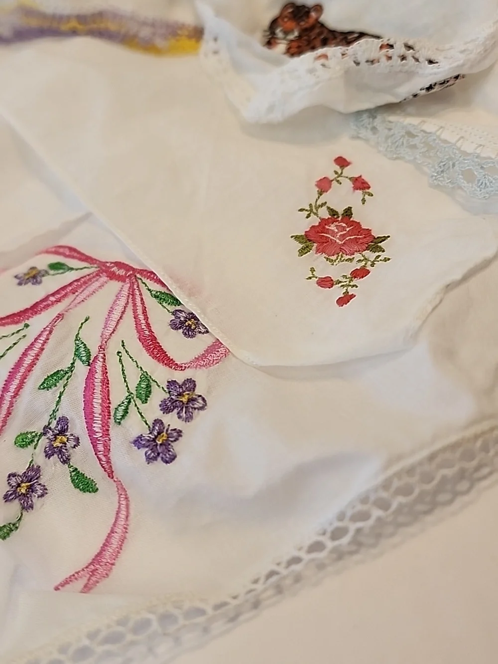 17 Assorted White & Colored Embroidered Linen Or Cotton HANKIES / Handkerchiefs - Picture 6 of 7